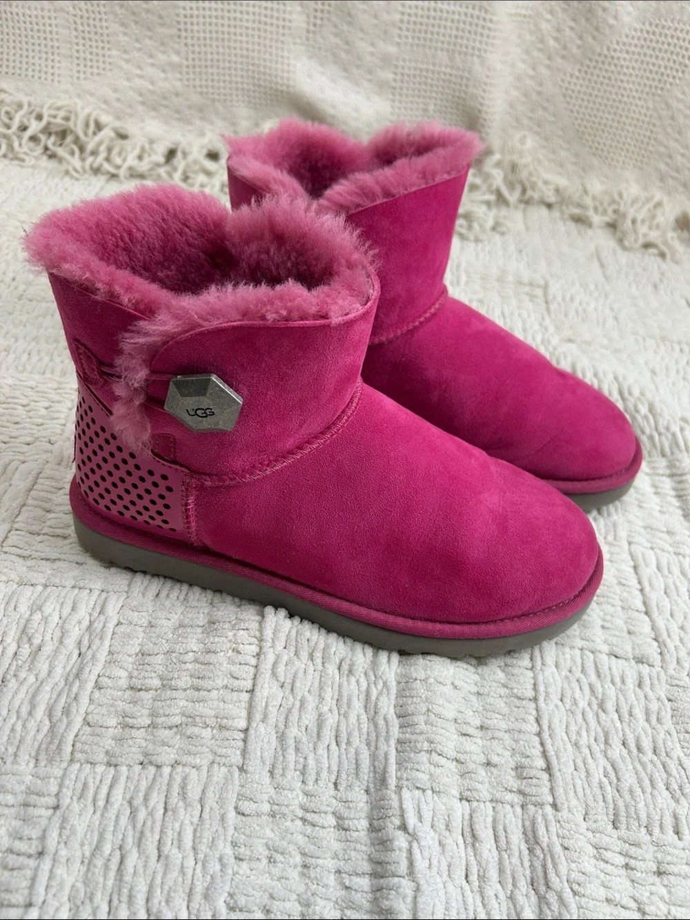 Ugh Mini Bailey Button Geo Perf Magenta Pink 10